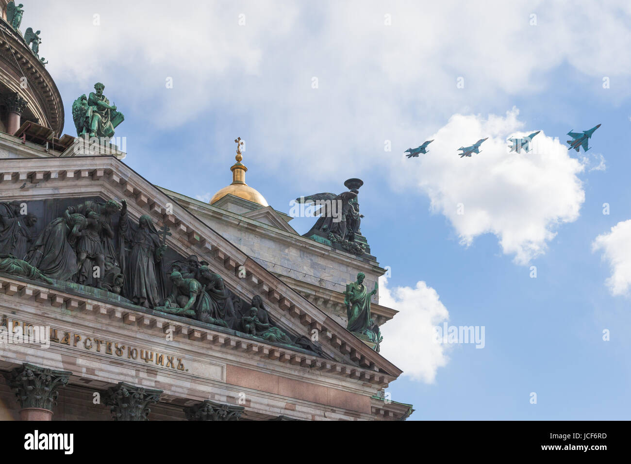 ST. PETERSBURG, Russland - 9. Mai 2017: Isaak Kathedrale und Militärluftfahrt SU-34 in Himmel in einer Parade, Feier der 72 Anniv Siegestag auf WWII Stockfoto
