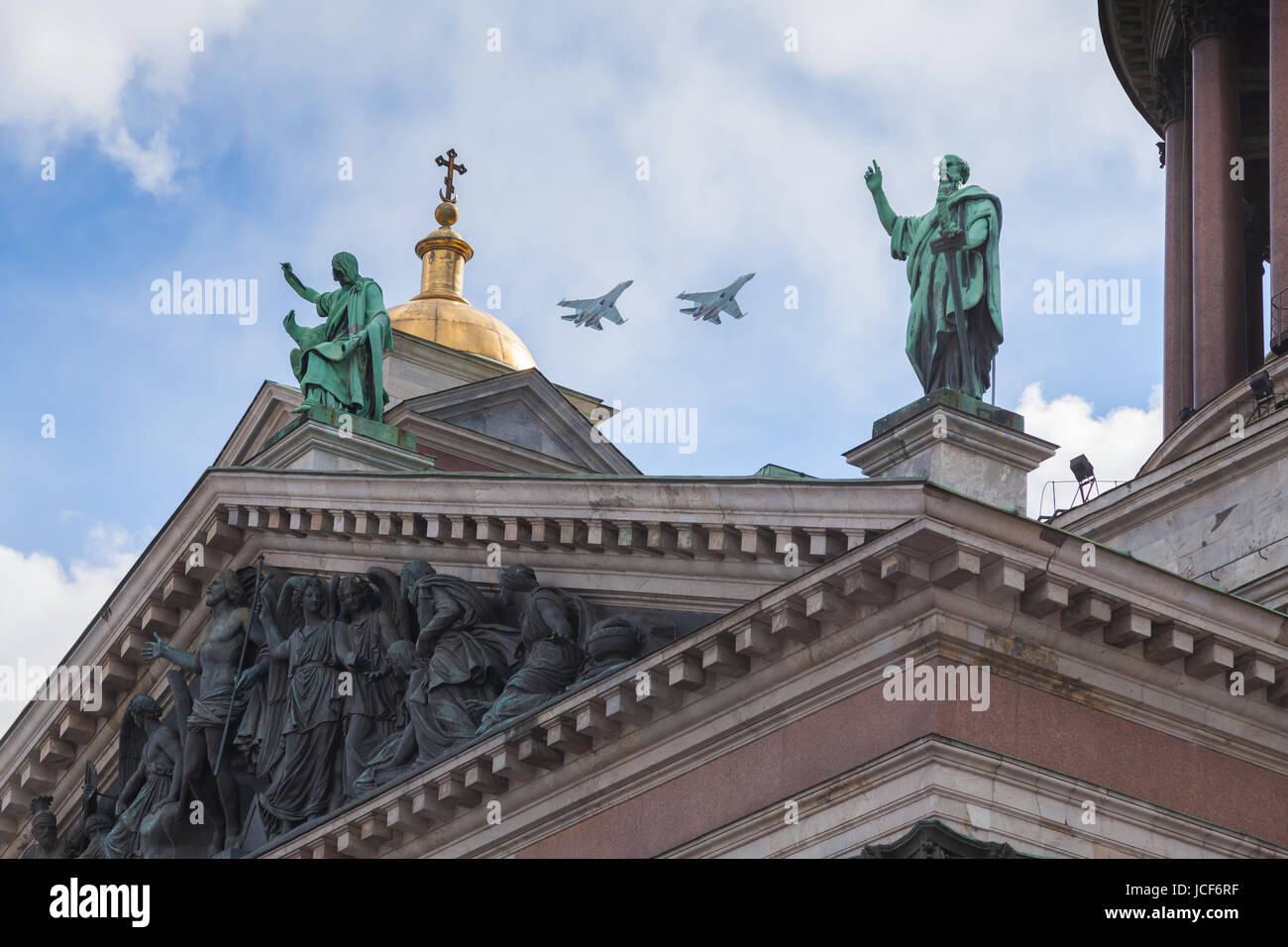 ST. PETERSBURG, Russland - 9. Mai 2017: Isaak Kathedrale und Militärluftfahrt SU-27 in Himmel in einer Parade, Feier der 72 Anniv Siegestag auf WWII Stockfoto