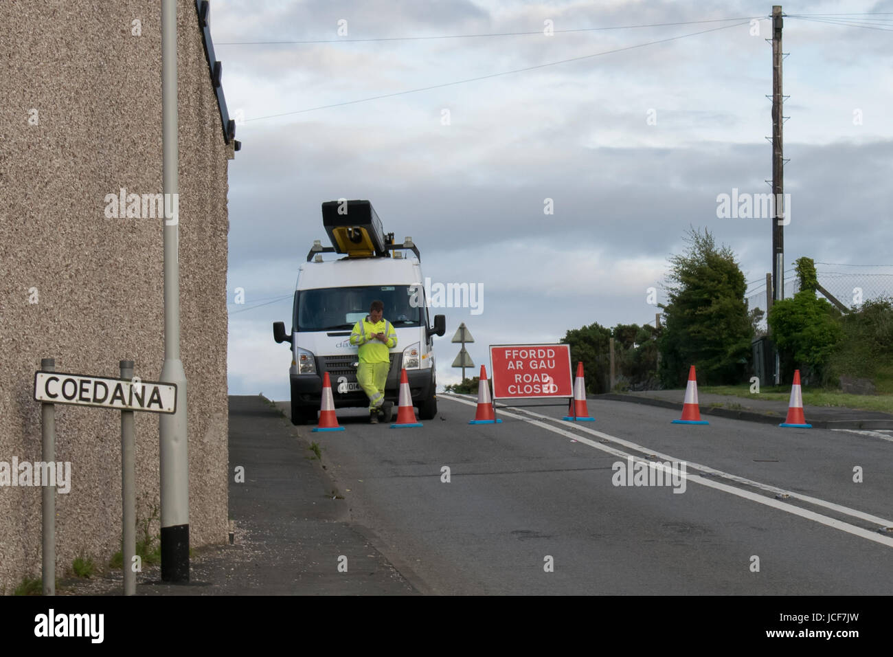 Anglesey, UK. 15. Juni 2017. Die Llannerchymedd Llangefni Road (B5111) auf Anglesey schaltet nach Polizei-Auto-Crash am 15. Juni 2017 etwa 17:30. Dieses Bild wurde am 20:34 am selben Tag an der Llanerchymedd Straße Schließung/Abzweigung genommen. Bildnachweis: Jason Jones/Alamy Live-Nachrichten Stockfoto
