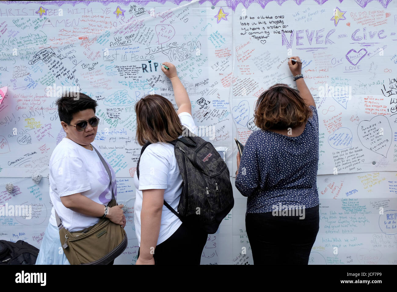 London, UK, 15. Juni 2017. Tribute und Beileidsbekundungen an einer Wand in der Nähe von Grenfell Turm geschrieben. Bildnachweis: Yanice Cesari / Alamy Live News Stockfoto