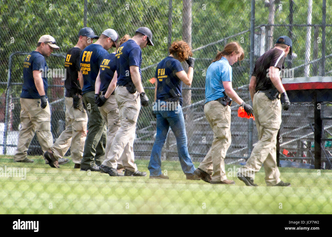 Beweise Techniker aus dem FBI durchkämmen den Tatort nach hinweisen, nachdem ein bewaffneter eröffneten das Feuer auf Mitglieder des Kongresses, der für den jährlichen Kongress Baseball-Spiel in Alexandria, Virginia am Mittwoch, 14. Juni 2017 praktiziert wurden. Bildnachweis: Ron Sachs/CNP/MediaPunch (Einschränkung: NO New York oder New Jersey Zeitungen oder Zeitschriften in einem Umkreis von 75 Meilen von New York City) Stockfoto