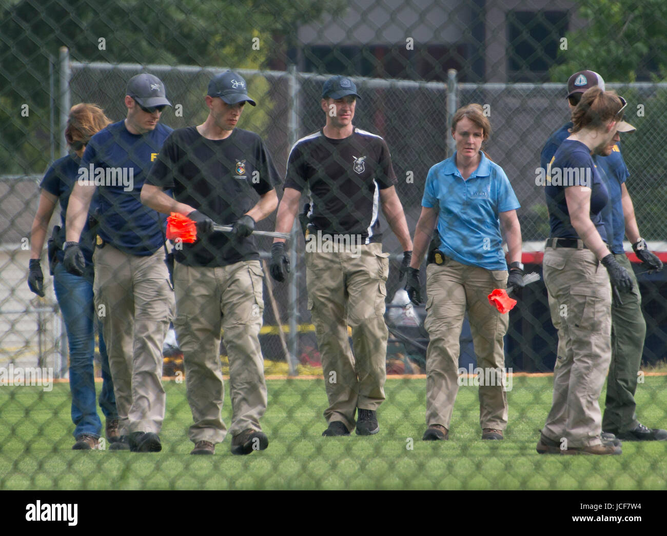 Beweise Techniker aus dem FBI durchkämmen den Tatort nach hinweisen, nachdem ein bewaffneter eröffneten das Feuer auf Mitglieder des Kongresses, der für den jährlichen Kongress Baseball-Spiel in Alexandria, Virginia am Mittwoch, 14. Juni 2017 praktiziert wurden. Bildnachweis: Ron Sachs/CNP/MediaPunch (Einschränkung: NO New York oder New Jersey Zeitungen oder Zeitschriften in einem Umkreis von 75 Meilen von New York City) Stockfoto