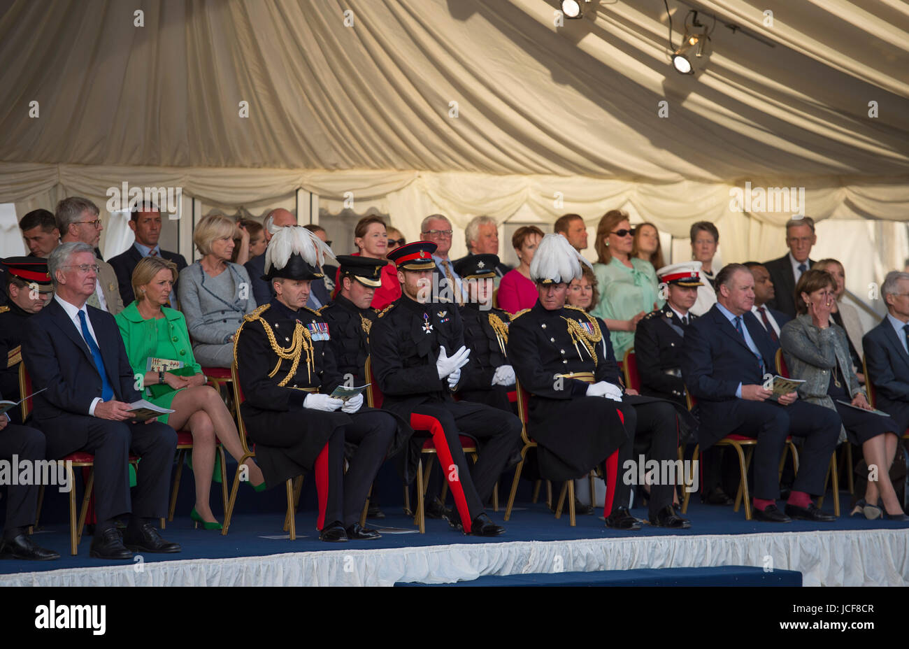 Horse Guards Parade, London UK. 15. Juni 2017. Seine königliche Hoheit Prinz Harry nimmt den Salute Beating Retreat als The Massed Bands des Geschäftsbereichs Haushalt und Vertreter von verbündeten Nationen führen eine musikalische Feier der Endeavour und einzelnen Mut im Angesicht des Unglücks in der Abendveranstaltung am Horse Guards Parade. Auch anwesend, der Rt Hon Sir Michael Fallon MP, Verteidigungsminister (ganz links). Bildnachweis: Malcolm Park / Alamy Live News. Stockfoto