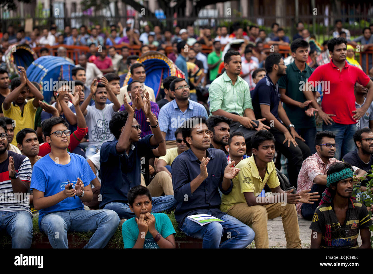 Dhaka, Dhaka, Bangladesh. 15. Juni 2017. 15. Juni 2017 Dhaka, Bangladesch - Bangladesh Cricket Liebhaber jubelt, als sie beobachten die ICC Champions Trophy Cricket match zwischen Bangladesch und Indien ausgestrahlt auf einem Bildschirm in einer Straße in Dhaka. Bildnachweis: K M Asad/ZUMA Draht/Alamy Live-Nachrichten Stockfoto