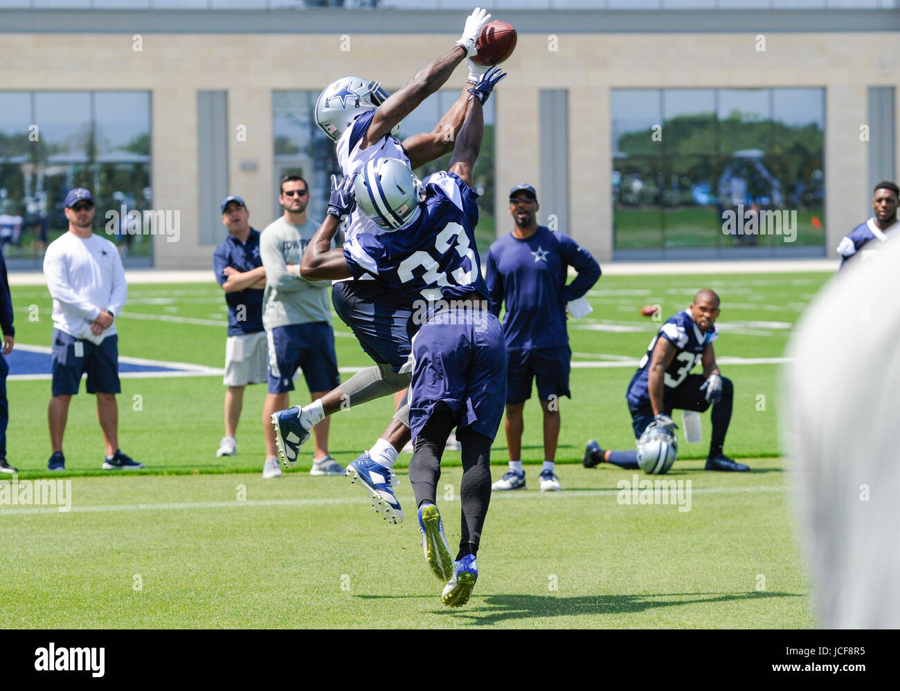 15. Juni 2017: Dallas Cowboys Wide Receiver Dez Bryant #88 macht einen Empfang in der Endzone in eine 7 auf 7 während ein NFL-Mini-Camp organisiert-Team-Aktivitäten bei The Star in Frisco, TX Albert Pena/CSM Bohren Stockfoto