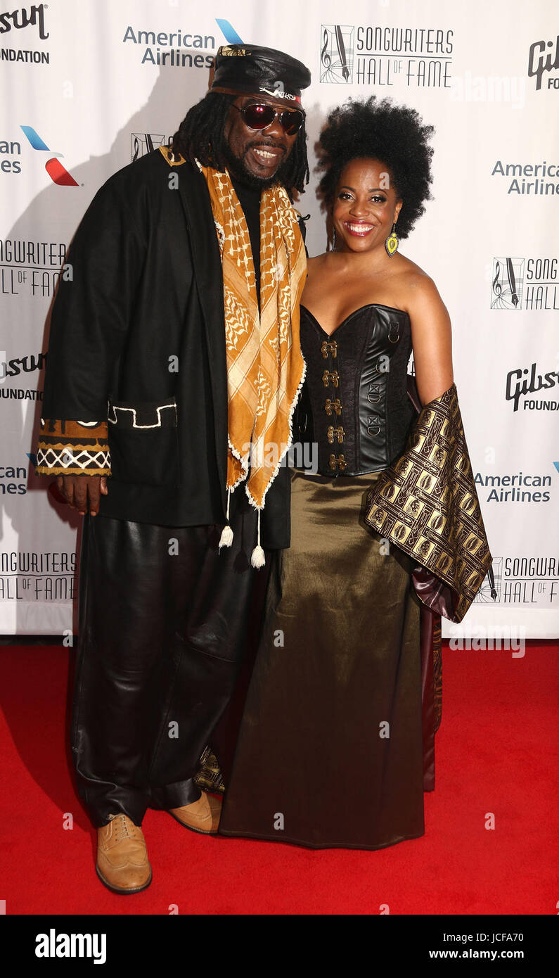 New York, New York, USA. 15. Juni 2017. RODNEY KENDRICK Jazz-Pianist und Sänger RHONDA ROSS KENDRICK besuchen die 48th Annual Songwriter Hall des Ruhm Awards im Marriott Marquis Hotel statt. Bildnachweis: Nancy Kaszerman/ZUMA Draht/Alamy Live-Nachrichten Stockfoto