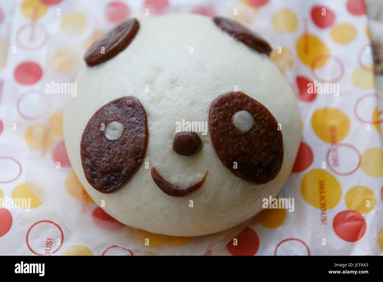Ein Japanisches Gedampfte Fleisch Brotchen Nikuman Gepragt Von Einem Panda Gesicht Auf Verkauf In Den Lokalen Geschaften In Ueno Am 16 Juni 2017 Tokio Japan Ueno Zoo Riesenpanda Shin Shin Gebar Ein Cub
