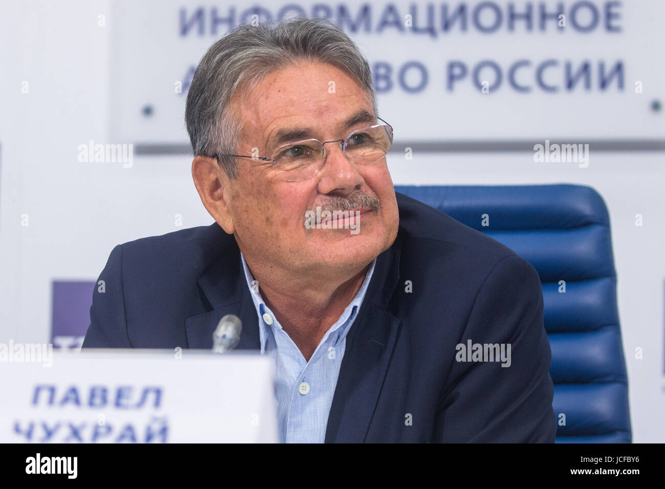 Moskau, Russland. 15. Juni 2017. Filmregisseur und Drehbuchautor Pavel Chukhray schaut auf eine Pressekonferenz vor der russischen Premiere seines Films "Kalten Tango". Bildnachweis: Victor Vytolskiy/Alamy Live-Nachrichten Stockfoto