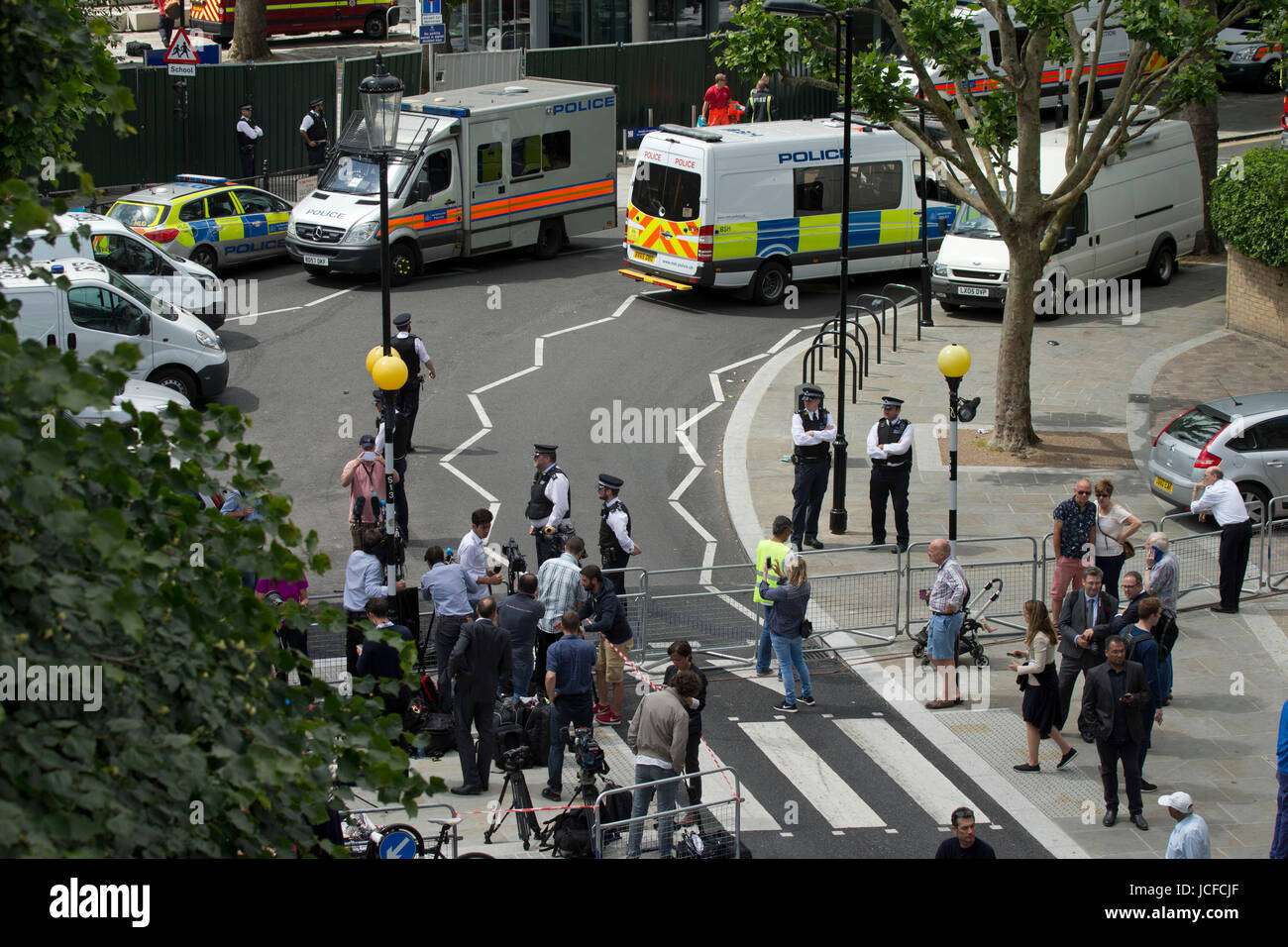 London, UK. 16. Juni 2017. bVolunteers und Polizei bei Grenfell Turm im Westen Londons nach einem großen Brand. Bildnachweis: Sebastian Remme/Alamy Live-Nachrichten Stockfoto