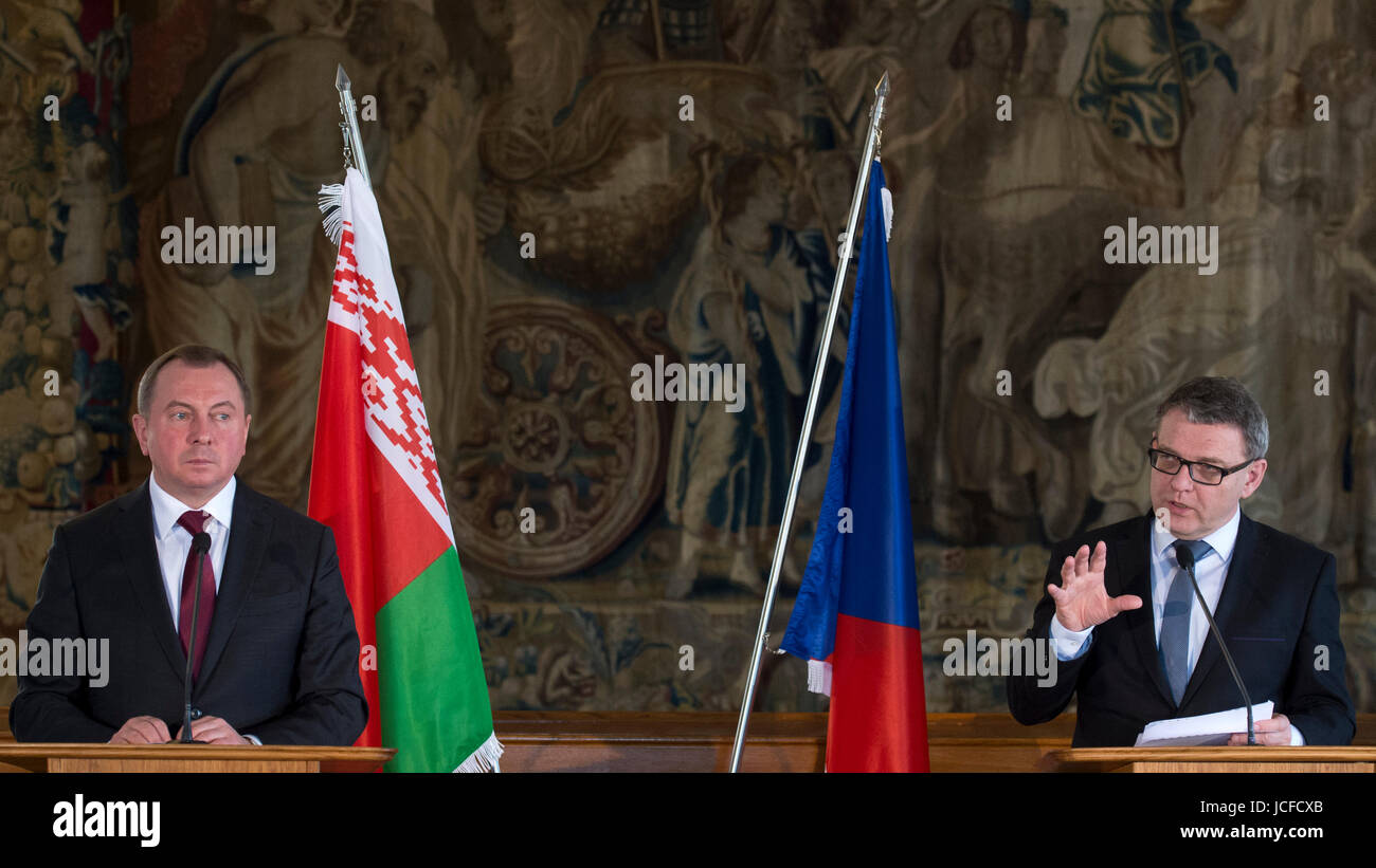 Prag, Tschechische Republik. 16. Juni 2017. Tschechischer Außenminister Lubomir Zaoralek (rechts) und weißrussischen Außenminister Vladimir Makei sprechen während der Pressekonferenz nach dem Treffen in Prag, Tschechische Republik, am 16. Juni 2017. Bildnachweis: Michal Kamaryt/CTK Foto/Alamy Live-Nachrichten Stockfoto