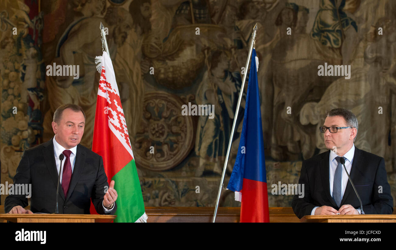 Prag, Tschechische Republik. 16. Juni 2017. Tschechischer Außenminister Lubomir Zaoralek (rechts) und weißrussischen Außenminister Vladimir Makei sprechen während der Pressekonferenz nach dem Treffen in Prag, Tschechische Republik, am 16. Juni 2017. Bildnachweis: Michal Kamaryt/CTK Foto/Alamy Live-Nachrichten Stockfoto