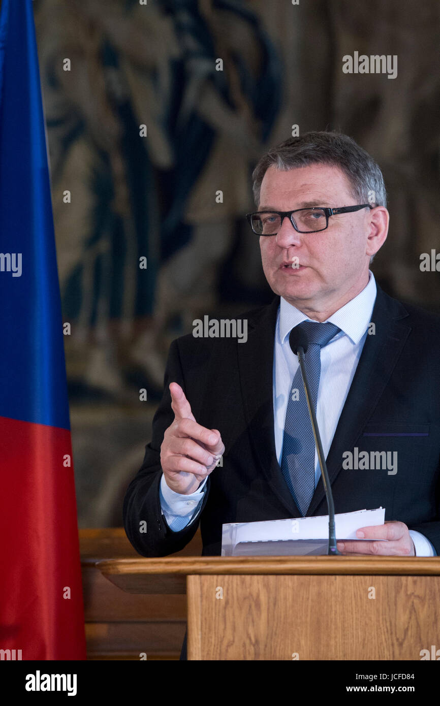 Prag, Tschechische Republik. 16. Juni 2017. Tschechischer Außenminister Lubomir Zaoralek spricht auf der Pressekonferenz nach seinem Treffen mit dem weißrussischen Außenminister Vladimir Makei in Prag, Tschechische Republik, am 16. Juni 2017. Bildnachweis: Michal Kamaryt/CTK Foto/Alamy Live-Nachrichten Stockfoto