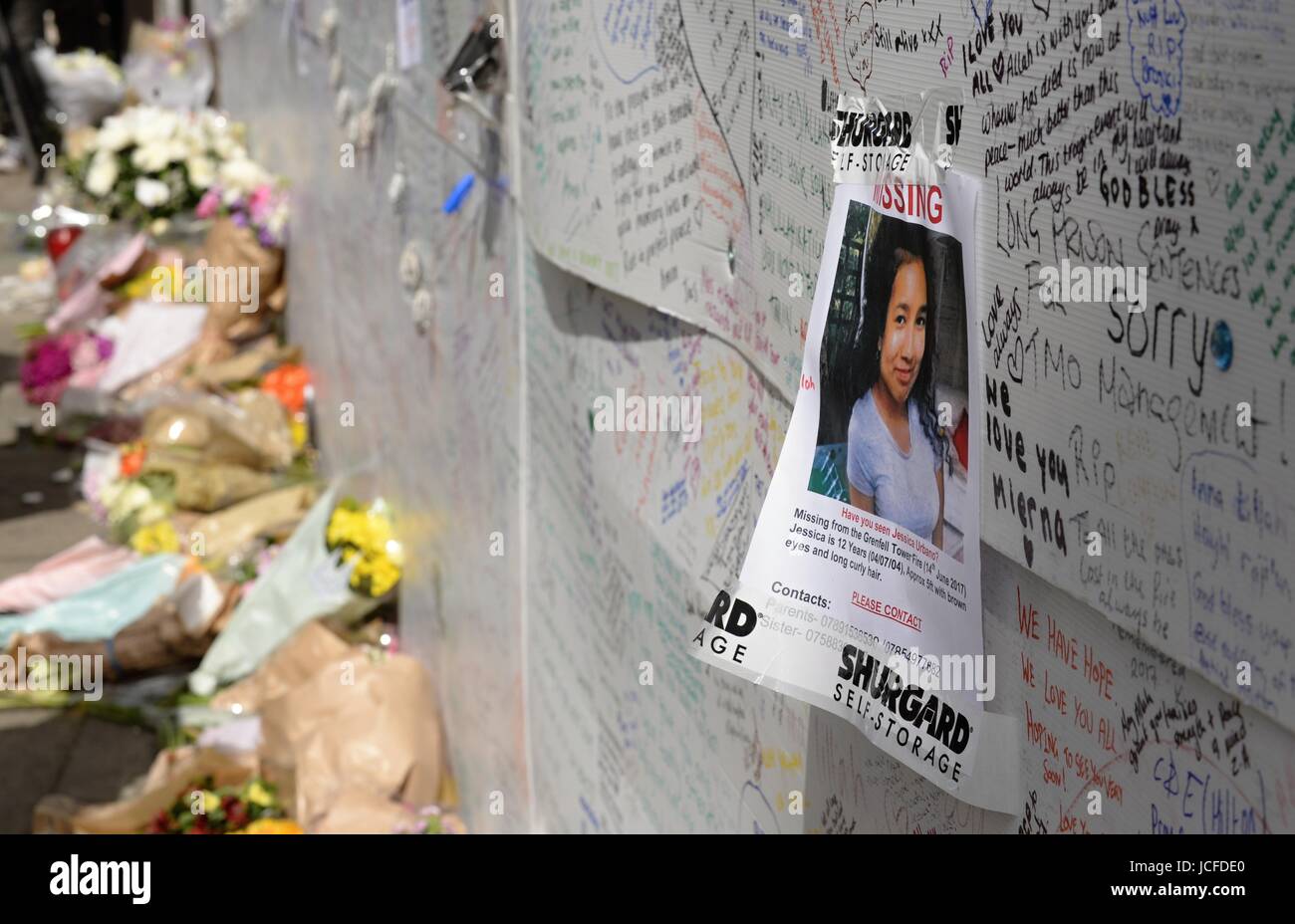 London, UK. 16. Juni 2017. Floral Tribute und Nachrichten in der Nähe der Szene des Feuers in Grenfell Tower in London, Großbritannien, am 16. Juni 2017. Bildnachweis: Jakub Dospiva/CTK Foto/Alamy Live-Nachrichten Stockfoto