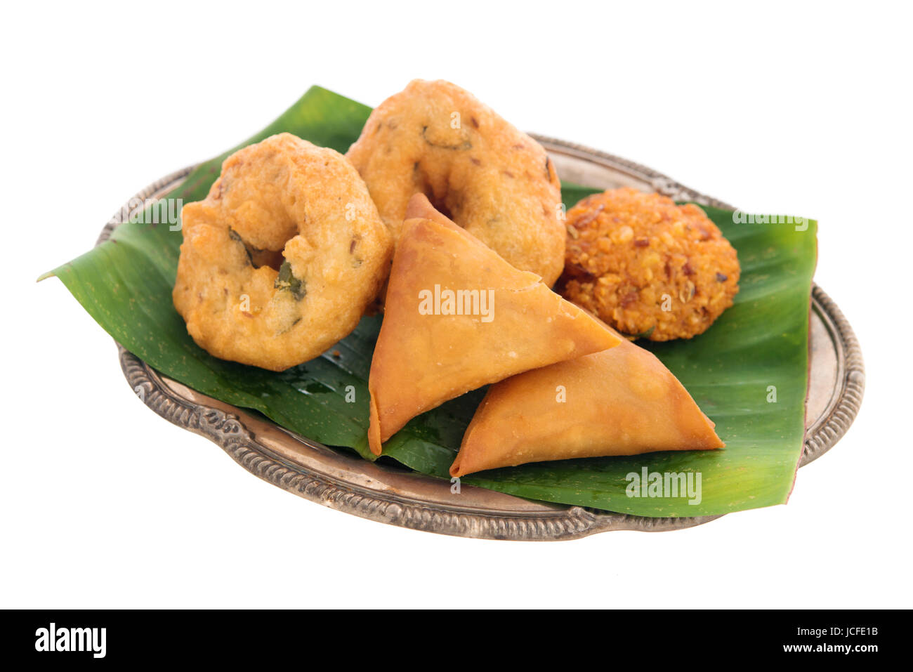 Traditionelle indische Snack Vorspeise isoliert auf weißem Hintergrund. Stockfoto