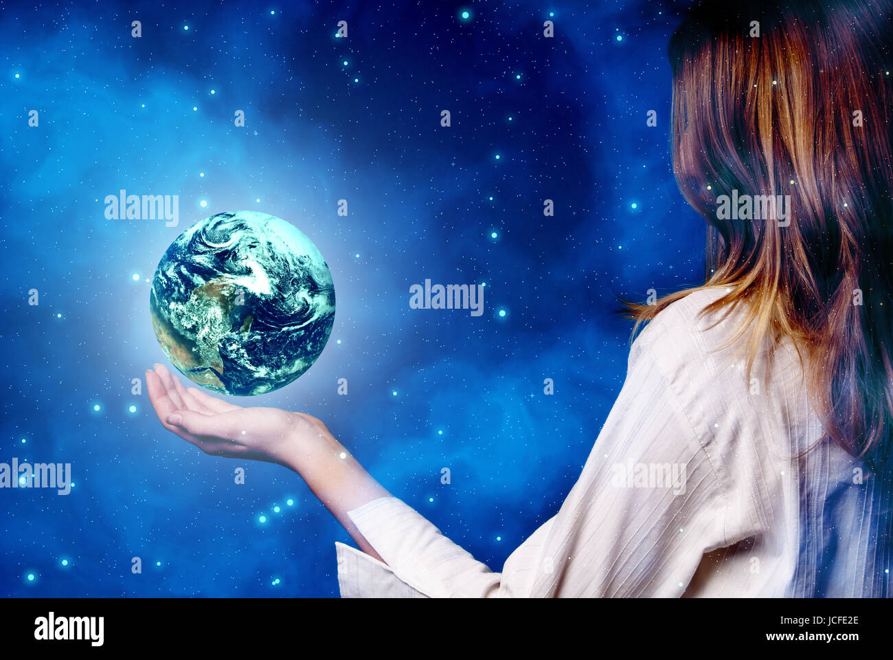 Frau mit einem Planetenerde in der Hand retten unser Planet-Konzept Stockfoto