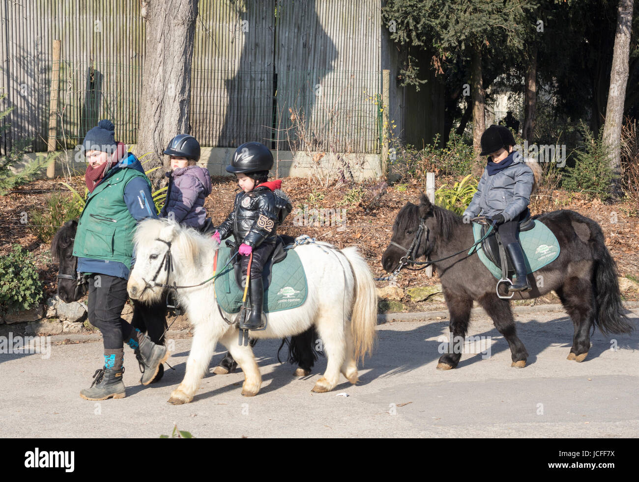 Kinder auf Shetland-Ponys vom Ponyclub, Jardin d ' Acclimatation, Bois de Boulogne, Paris, Frankreich Stockfoto