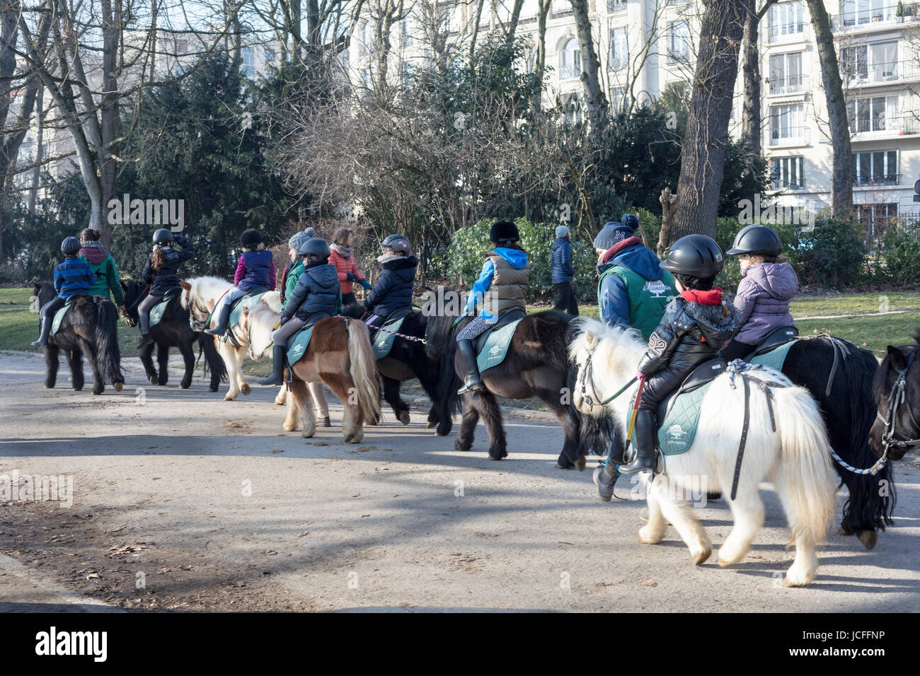 Kinder auf Shetland-Ponys vom Ponyclub, Jardin d ' Acclimatation, Bois de Boulogne, Paris, Frankreich Stockfoto