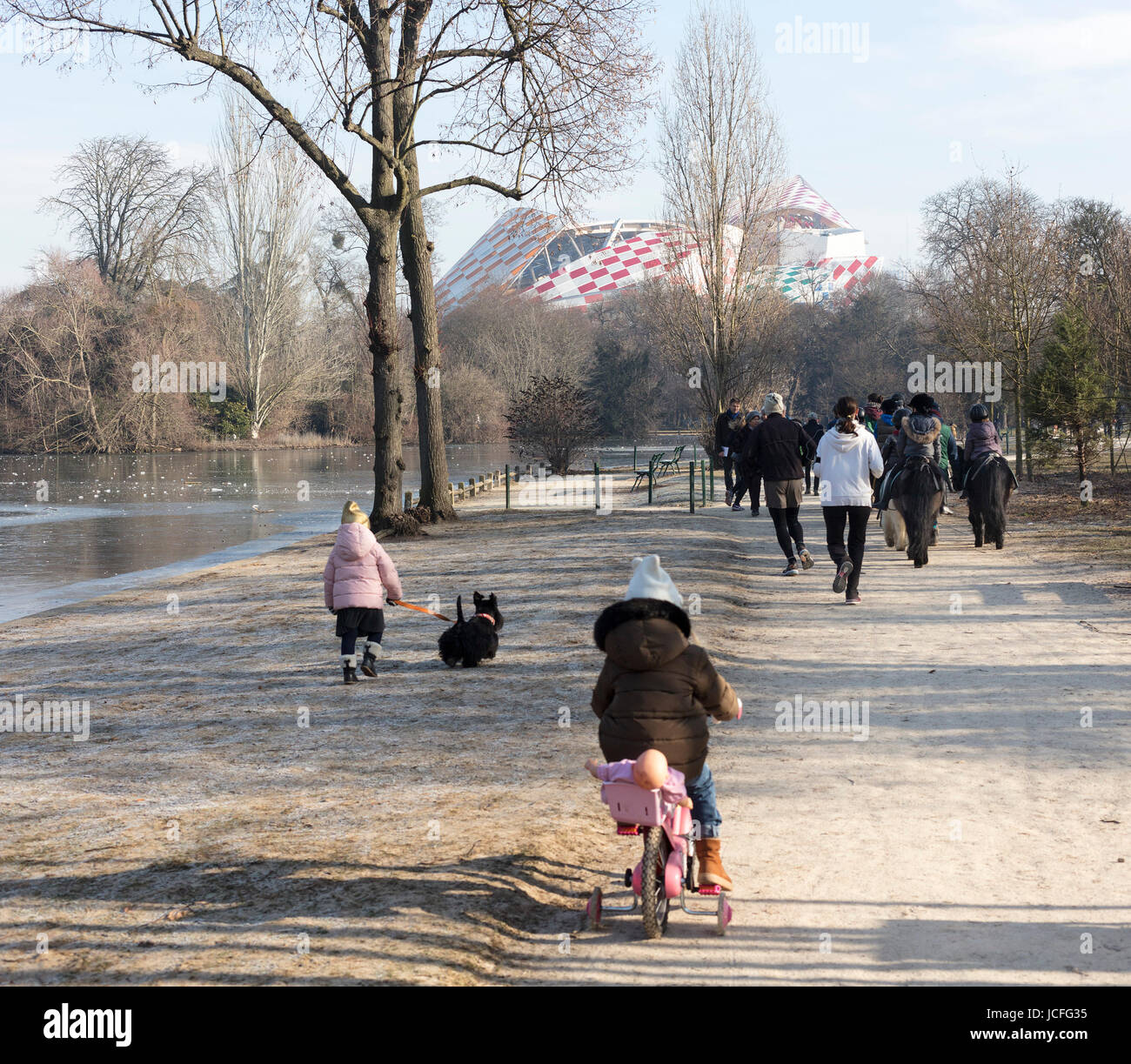 Menschen im Park neben dem Jakobsweg Teich, Bois De Boulogne, Paris, Frankreich Stockfoto