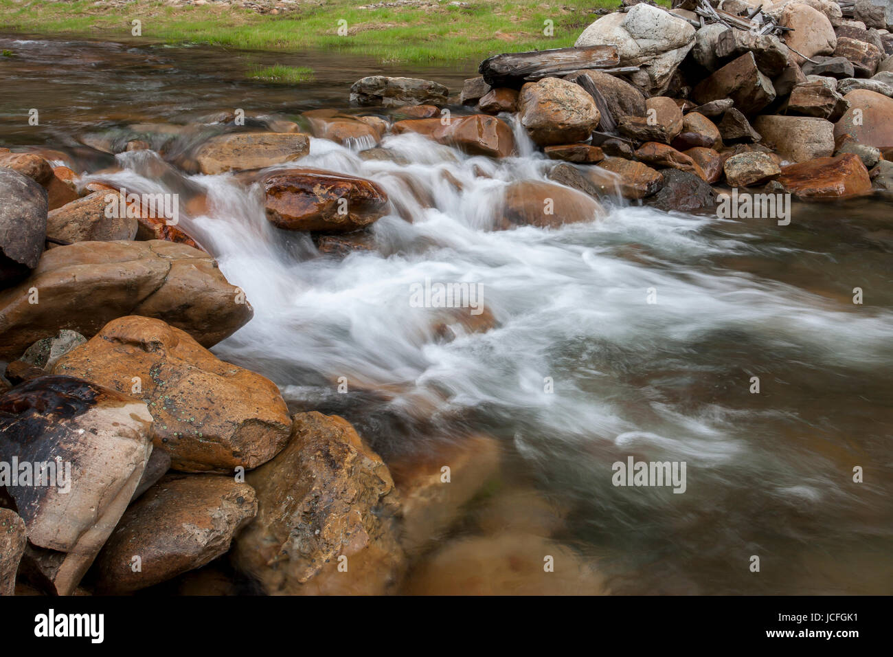 Große Felsen im Canyon Creek ein paar Meilen von Wallace, Idaho. Stockfoto