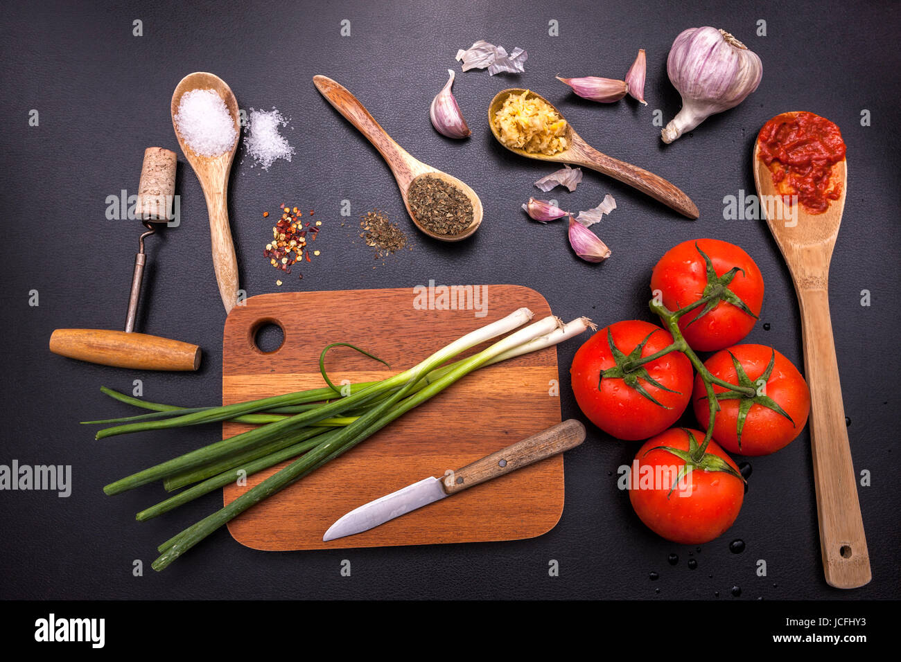 Ausgewähltes Gemüse, Gewürze und Utensilien in einem Konzept Foto. Stockfoto