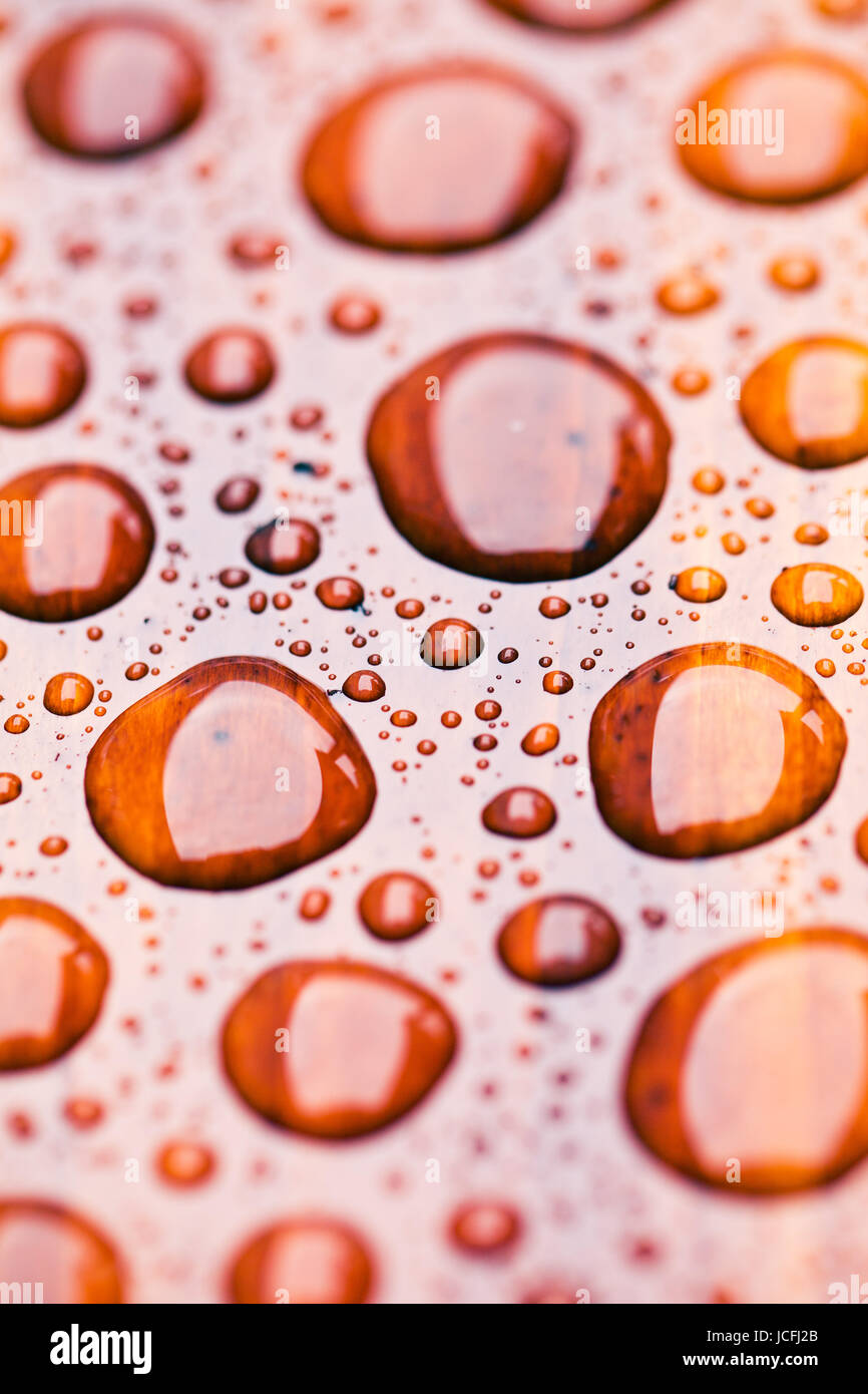 die Wassertropfen auf Holztisch Stockfoto