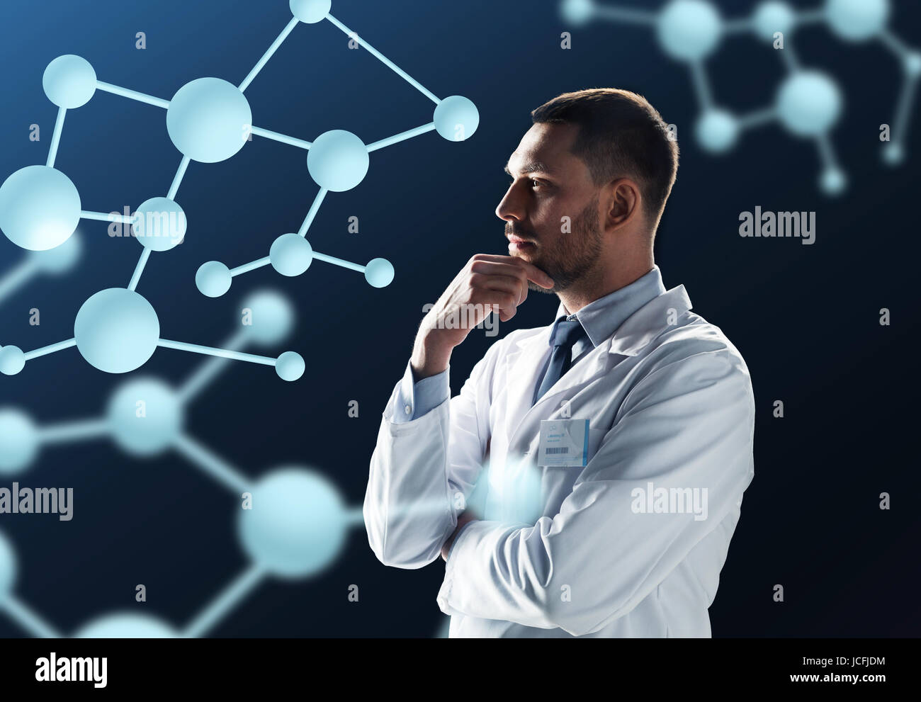 Arzt oder Wissenschaftler im weißen Kittel mit Molekülen Stockfoto