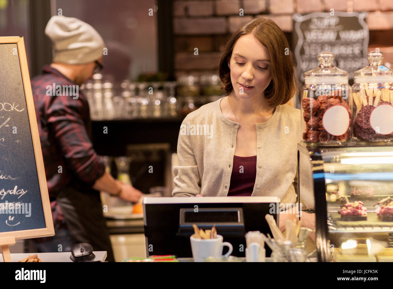 Frau Barkeeper im Café oder im Café Geldkassette Stockfoto