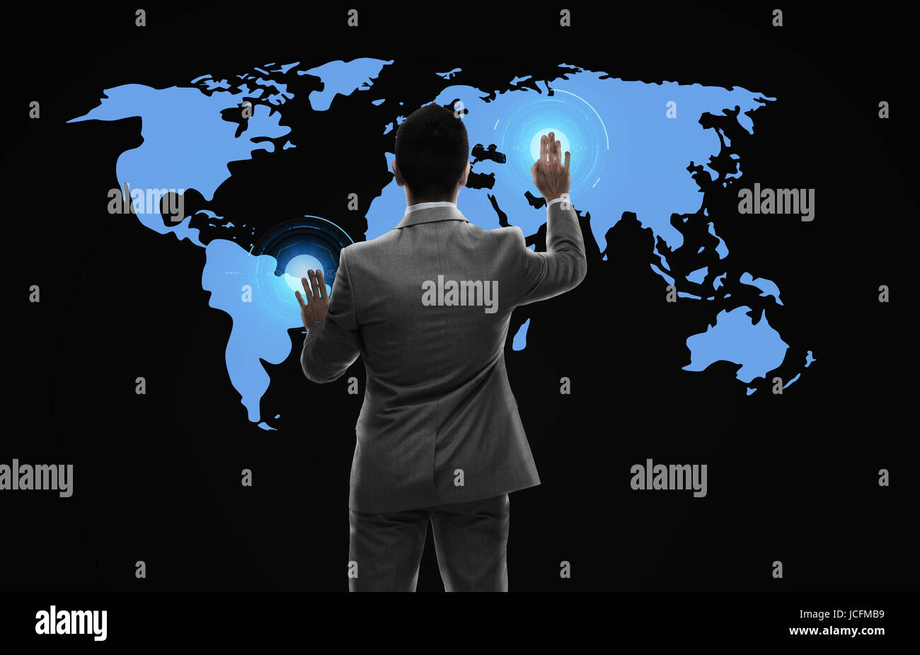 Geschäftsmann, arbeiten mit virtuellen Weltkarte Stockfoto