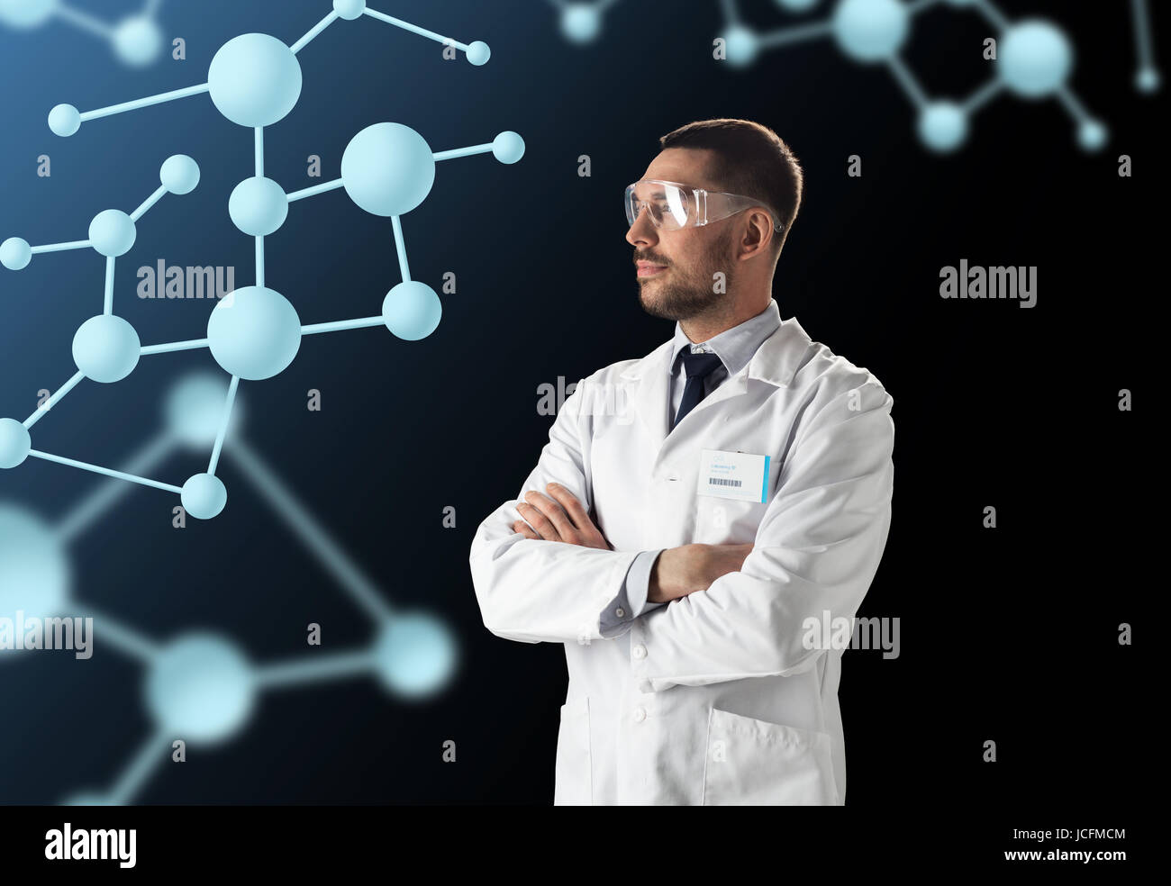 Wissenschaftler in Kittel und Schutzbrillen mit Molekülen Stockfoto