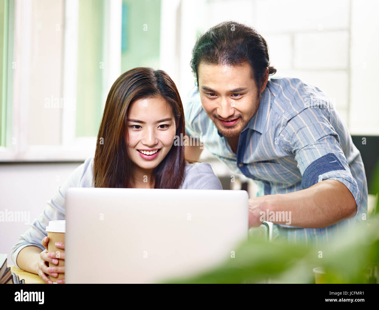 asiatische Geschäftsmann und Geschäftsfrau, die Zusammenarbeit im Büro mit Laptop-Computer. Stockfoto