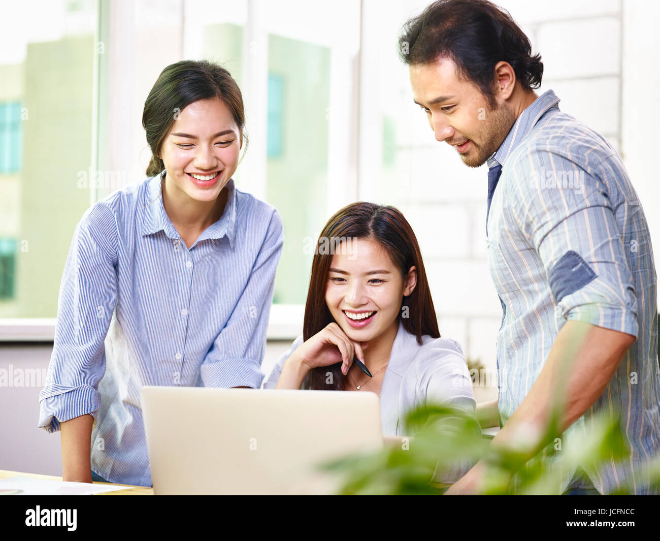 ein Team von jung und fröhlich asiatische Geschäftsleute arbeiten zusammen im Büro mit Laptop-Computer. Stockfoto