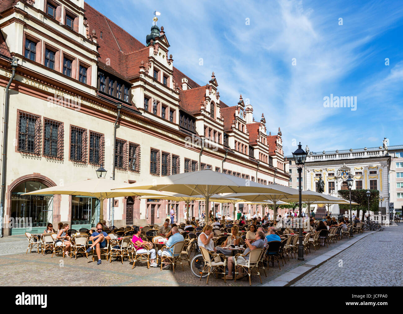 Straßencafé in den Naschmarkt hinter das Altes Rathaus (Altstädter Rathaus) mit der alten Börse hinter, Leipzig, Sachsen, Deutschland Stockfoto