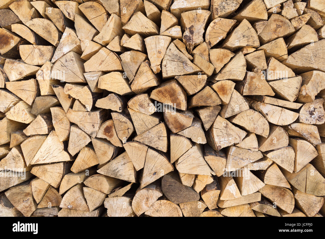 Holzhaufen mit verschmutzten Schnittflächen Stockfoto
