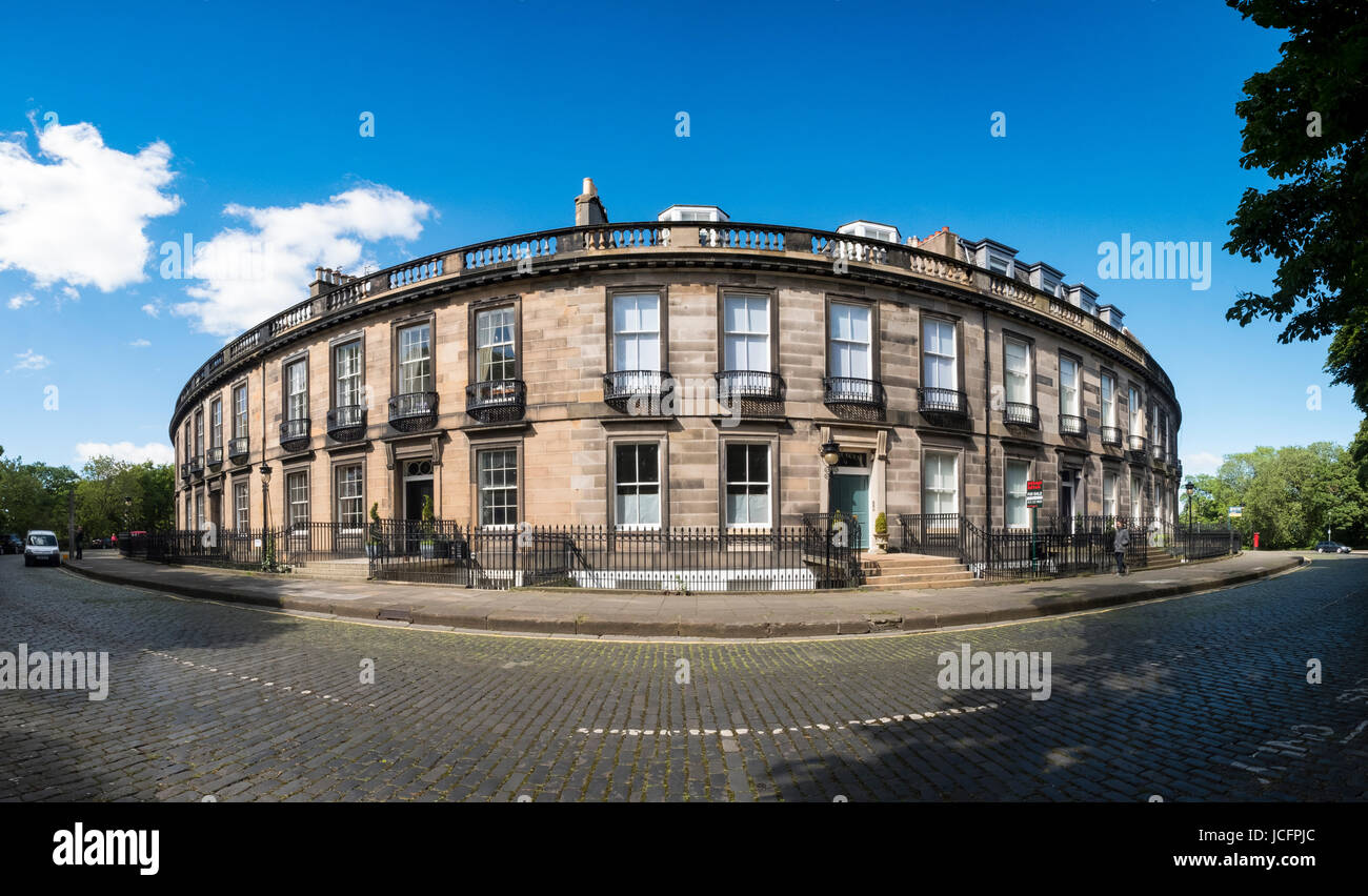 Ansicht von Stadthäusern auf historischen Carlton Terrasse unter Calton Hill in Edinburgh, Schottland, Vereinigtes Königreich Stockfoto