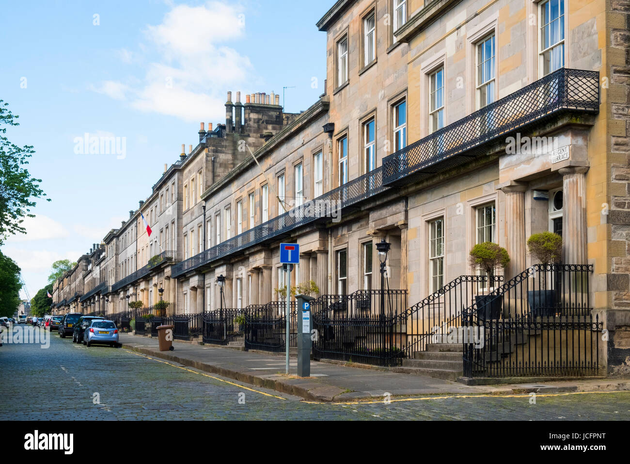 Ansicht von Stadthäusern auf historischen Regent Terrasse unter Calton Hill in Edinburgh, Schottland, Vereinigtes Königreich Stockfoto