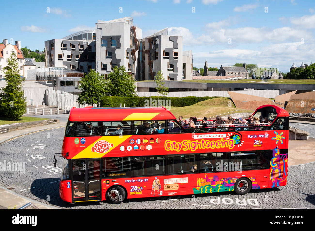 Sightseeing-Bus außerhalb der Gebäude des schottischen Parlaments am Holyrood in Edinburgh, Schottland, Vereinigtes Königreich. Stockfoto