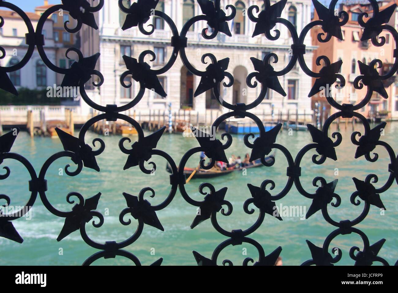 Der Canal Grande in Venedig, durch eine schmiedeeiserne Fenster Grill im Peggy-Guggenheim-Museum zu sehen. Venedig, Italien, Europa. Stockfoto