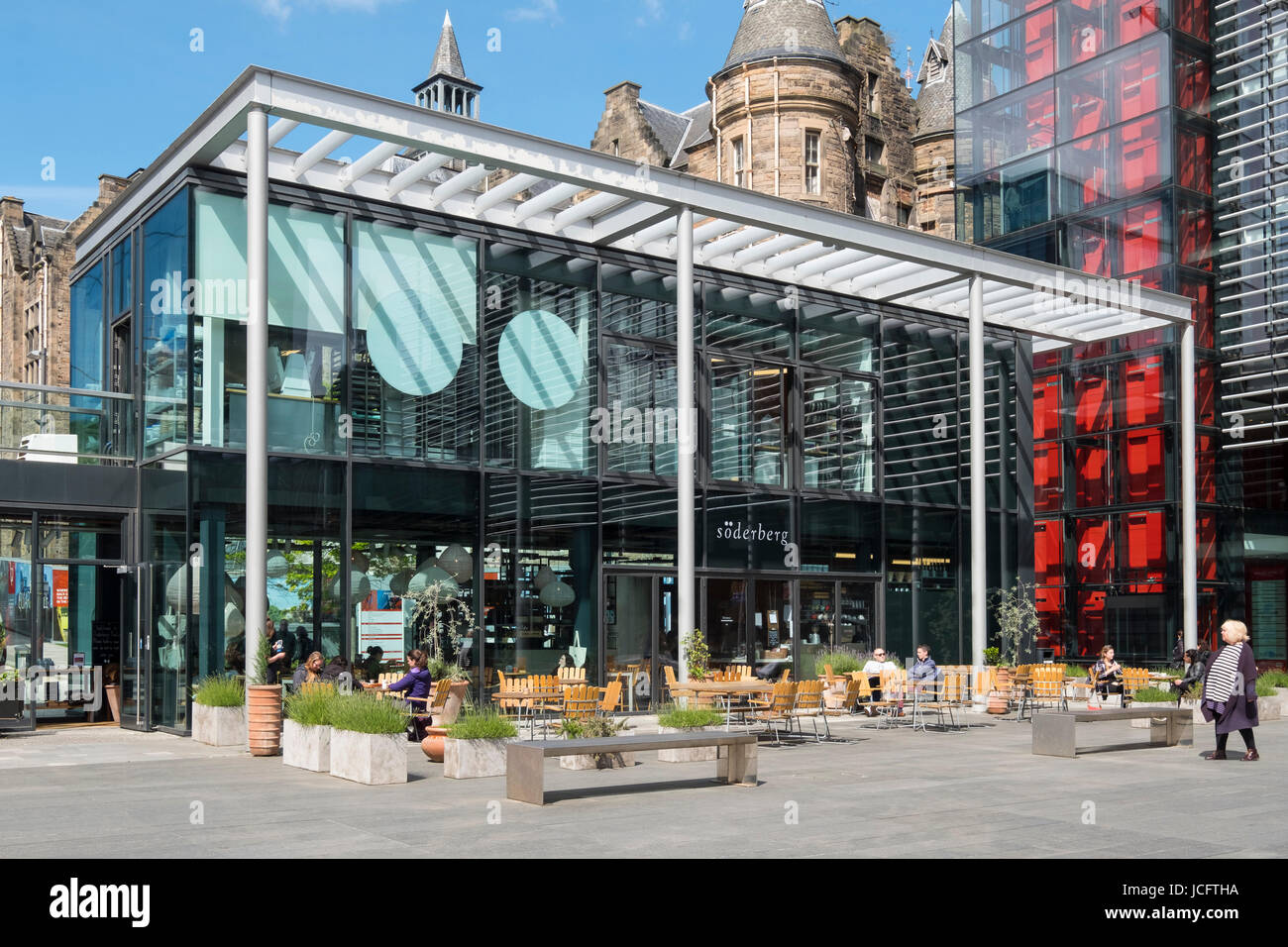 Blick auf Restaurants und Bars im Viertelmeile Luxus Wohneigentum Neubau in Edinburgh, Schottland. Stockfoto