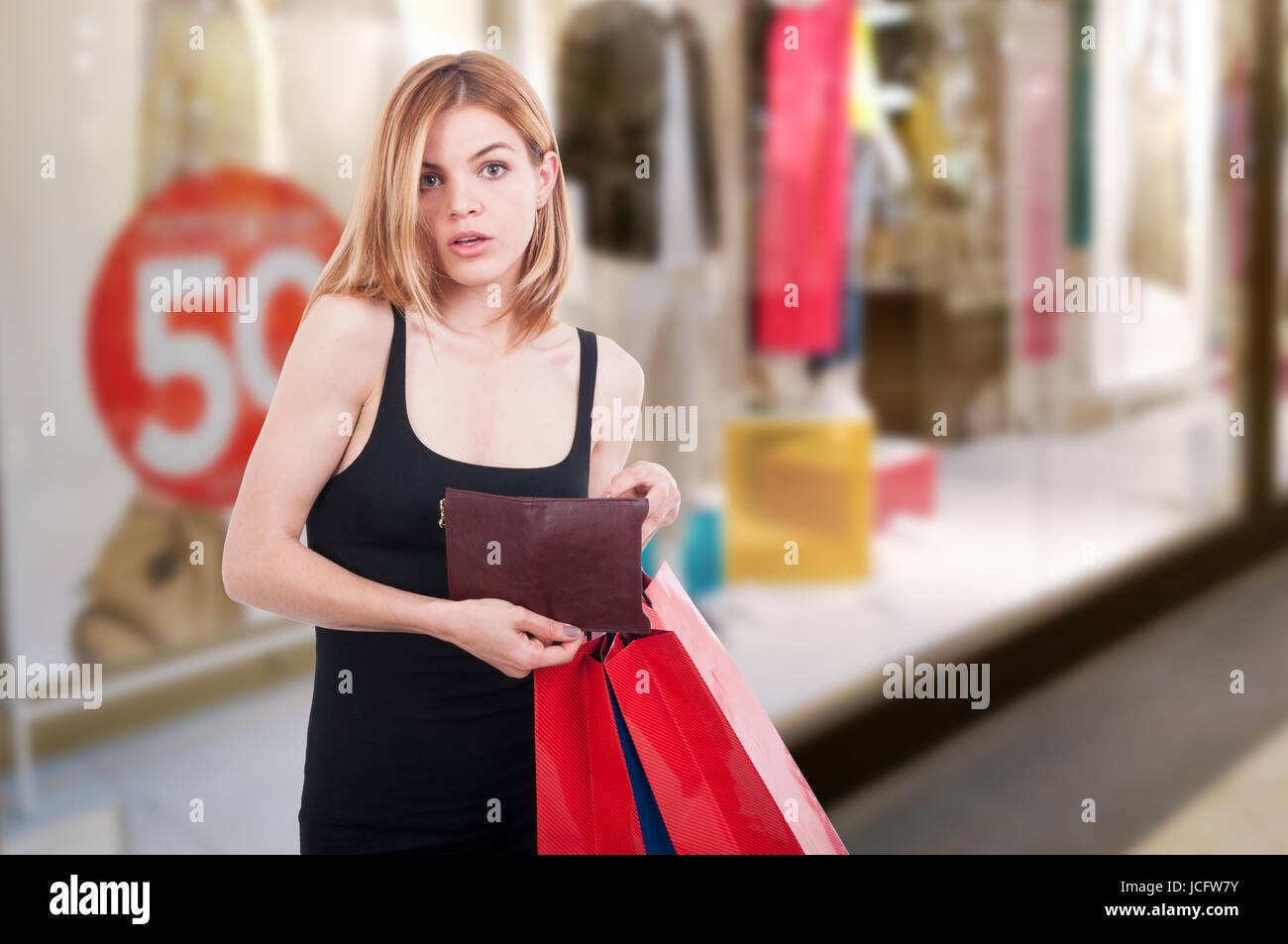 Mode Mädchen holding Brieftasche und Geschenk Taschen als low-Budget bei shopping Konzept Stockfoto