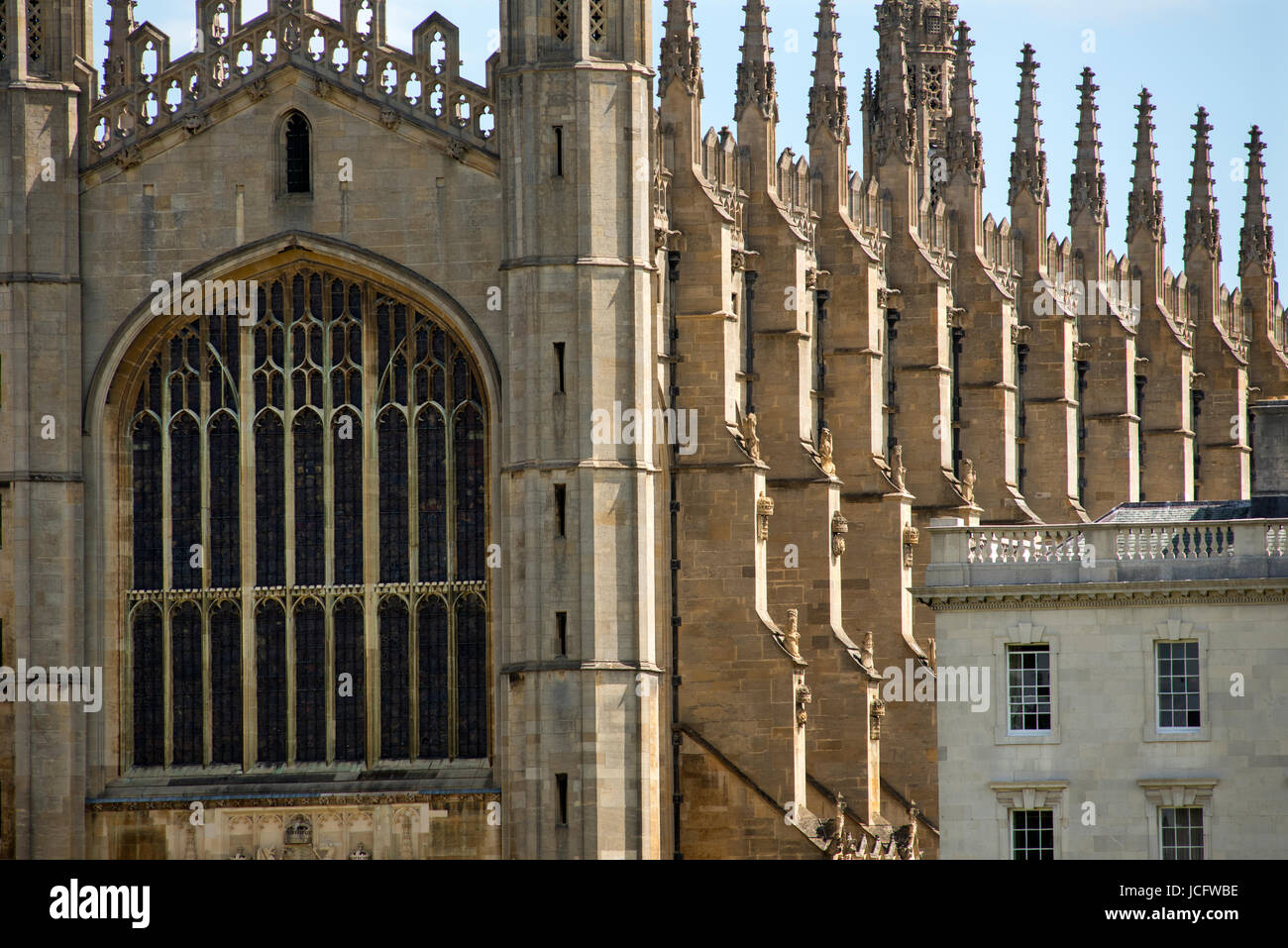 Cambridge, Cambridgeshire, England UK. Kings College betrachtet über den Fluss Cam aus dem Rücken in Cambridge. Juni 2017 Wikipeadia unten: King es Coll Stockfoto