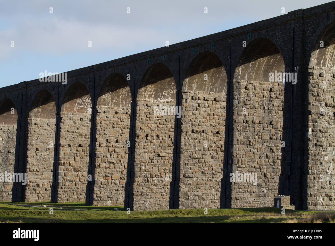 Ribblehead-Viadukt. Settle und Carlisle Railway Network Rail Infrastructure wie Bögen fangen die Abendsonne Stockfoto