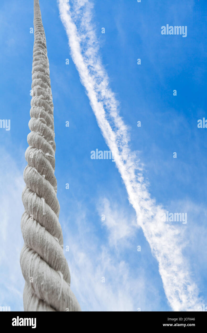Seil steigt auf blauer Himmel mit leichten weißen Wolken Stockfoto