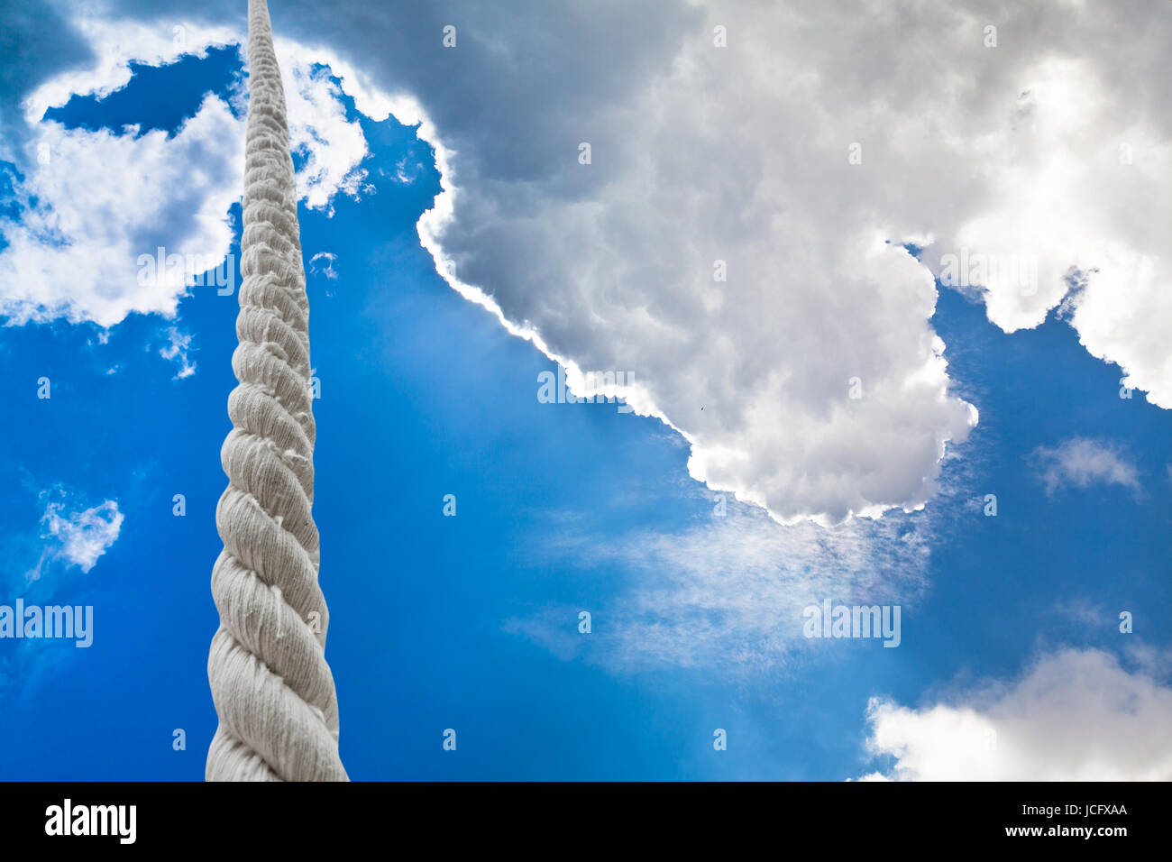 Abschleppseil steigt auf Wolken in dunkelblauen Himmel Stockfoto