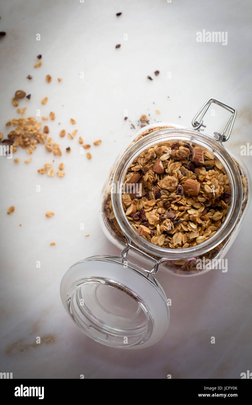 Peanut Butter Müsli in einem Glas auf einem Marmortisch in Draufsicht Stockfoto