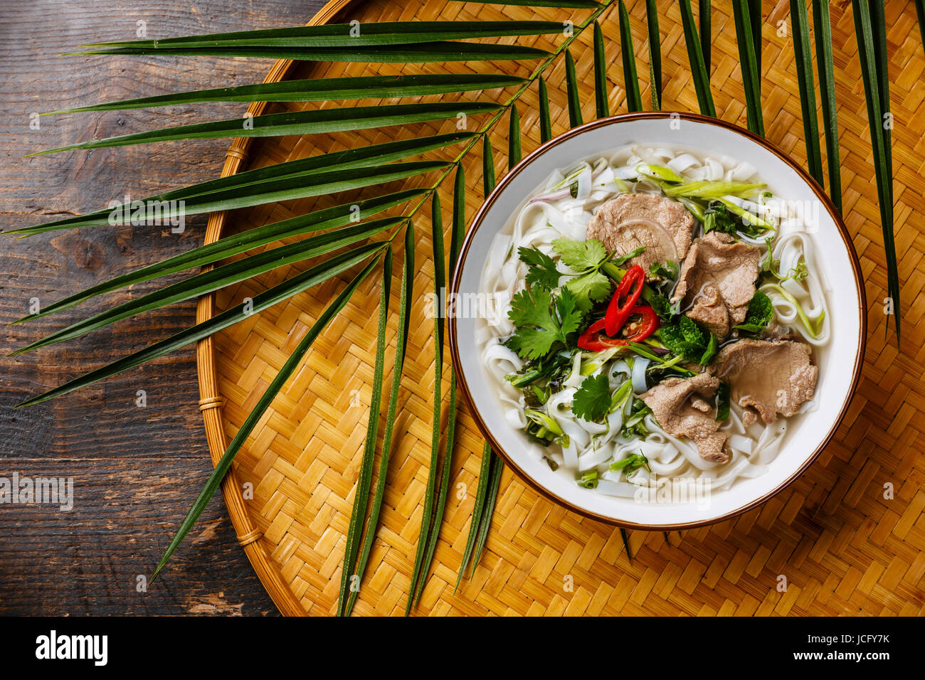 Pho Bo-vietnamesische Suppe mit Rindfleisch auf Bambus Tablett auf  hlzernen Hintergrund Stockfotografie - Alamy