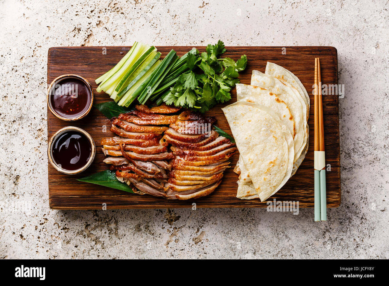 Peking-Ente serviert mit frischer Gurke, Frühlingszwiebeln, Koriander ...