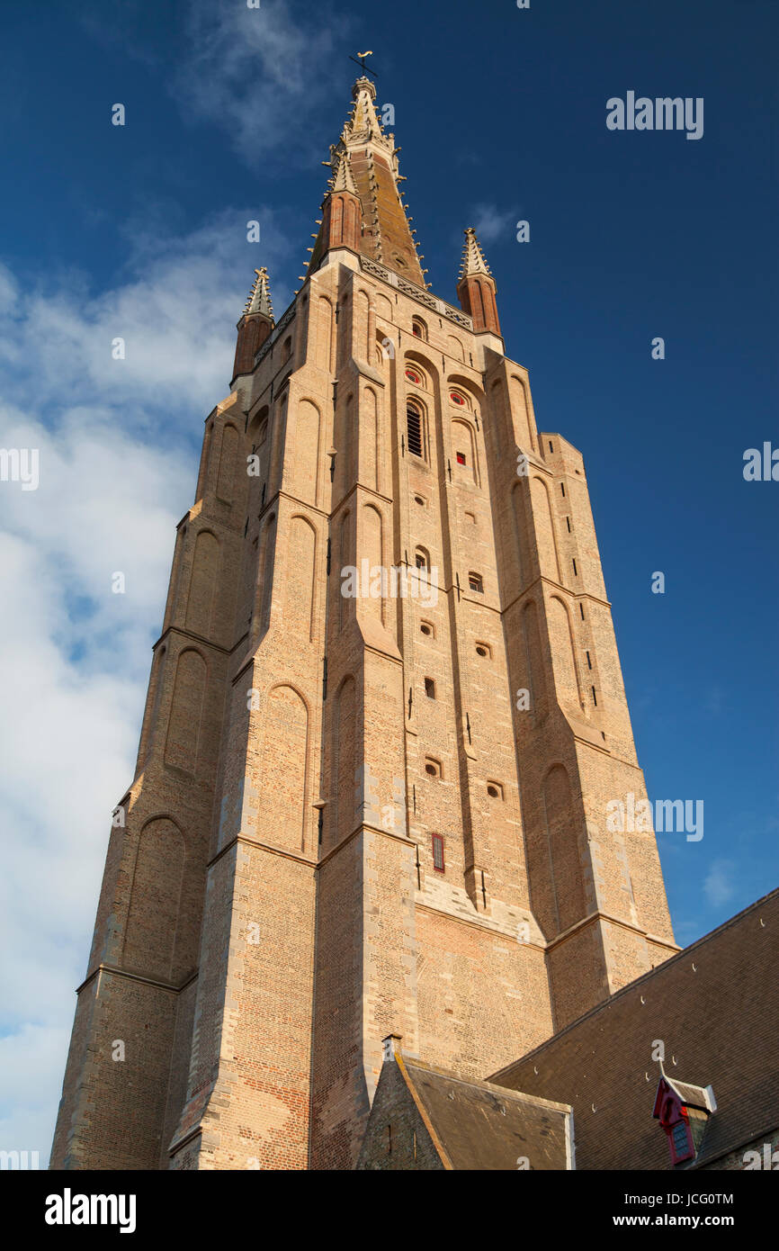 Turm der Kirche unserer lieben Frau in Brügge, Belgien. Stockfoto