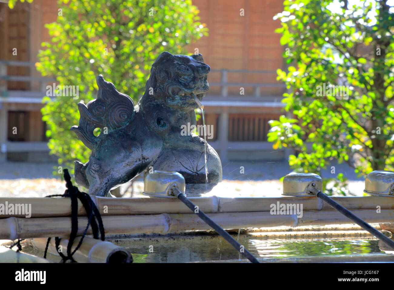 Chozuya Water Ablution Pavilion at Azusami-Tenjin-sha Shinto Shrine in Tachikawa city Tokyo Japan Stockfoto
