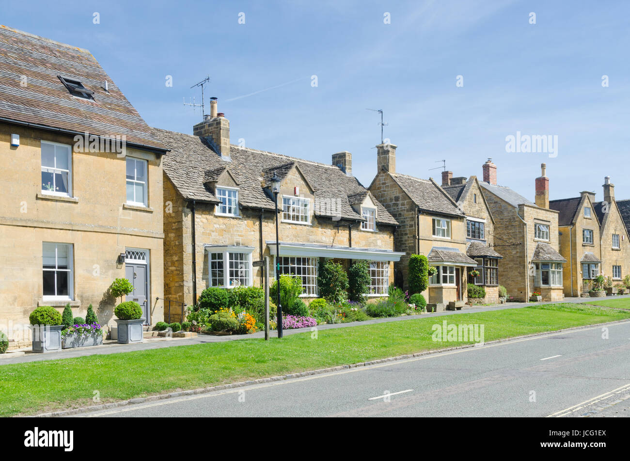 Intelligente Cotswold Steinhütten in dem hübschen Dorf Broadway in den Cotswolds Stockfoto