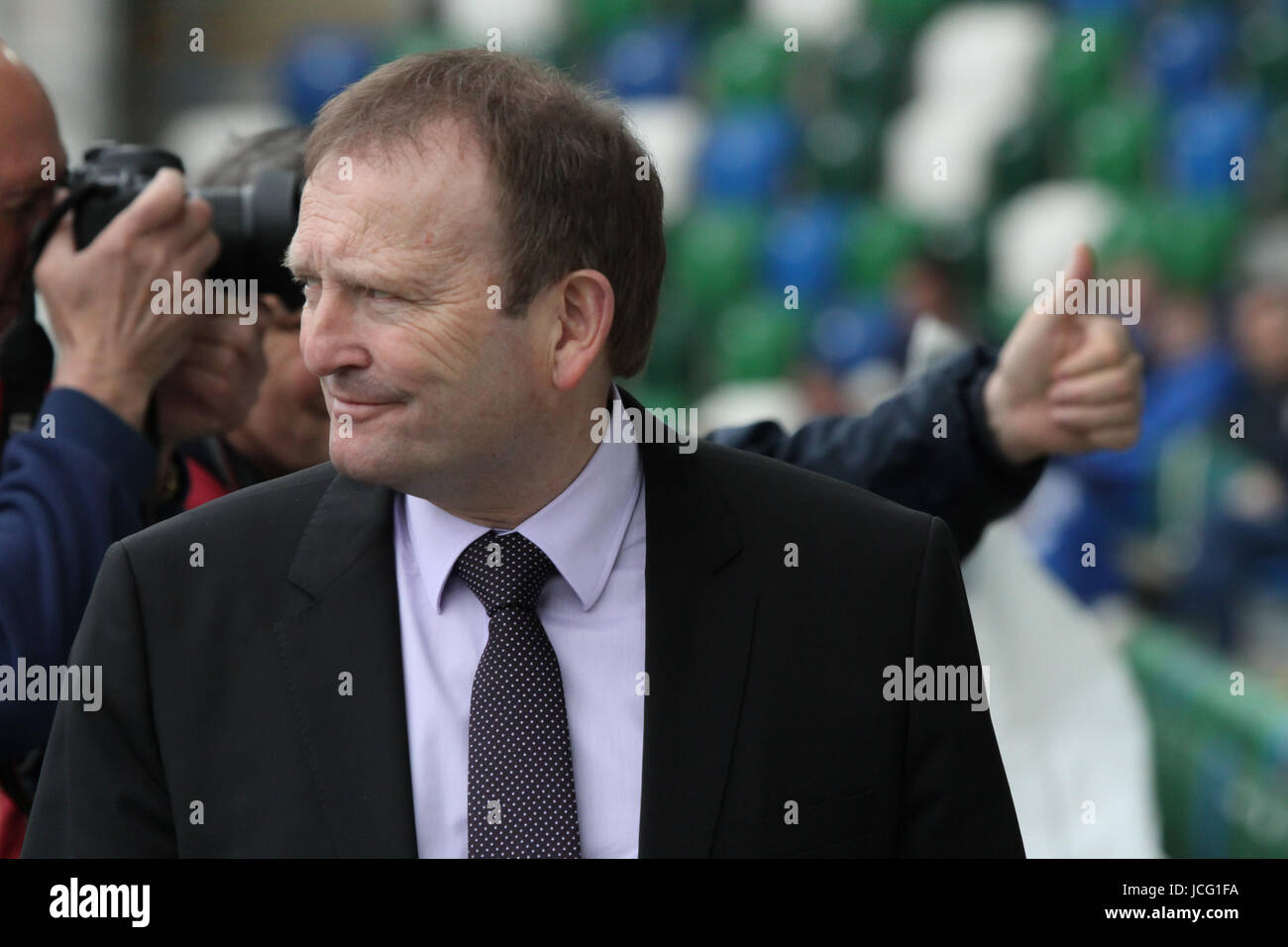 6. Mai 2017 - Cup Tennent der Irish Finale 2017. Coleraine 0 Linfield 3. Irish Football Association Präsident David Martin Michael O'Neill wurde beim Finale. Stockfoto